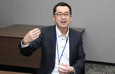 鈴木氏